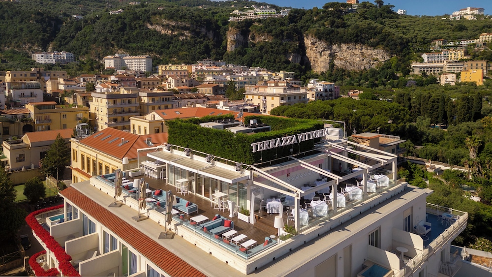 Continental — Restaurant & bars in Sorrento, Campania