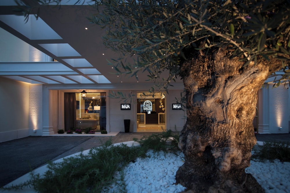Hotel Riva by Aycon — Hotel building in Petrovac, Budva Municipality