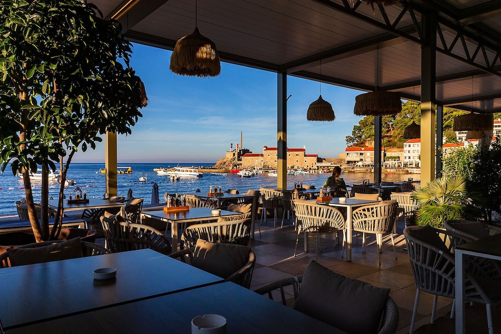 Hotel Riva by Aycon — Restaurant & bars in Petrovac, Budva Municipality