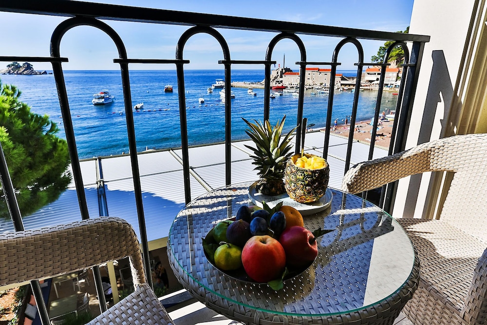 Hotel Riva by Aycon — Hotel rooms in Petrovac, Budva Municipality