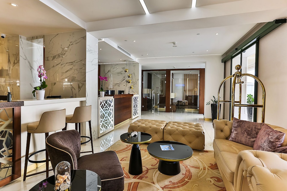 Hotel Riva by Aycon — Hotel building in Petrovac, Budva Municipality