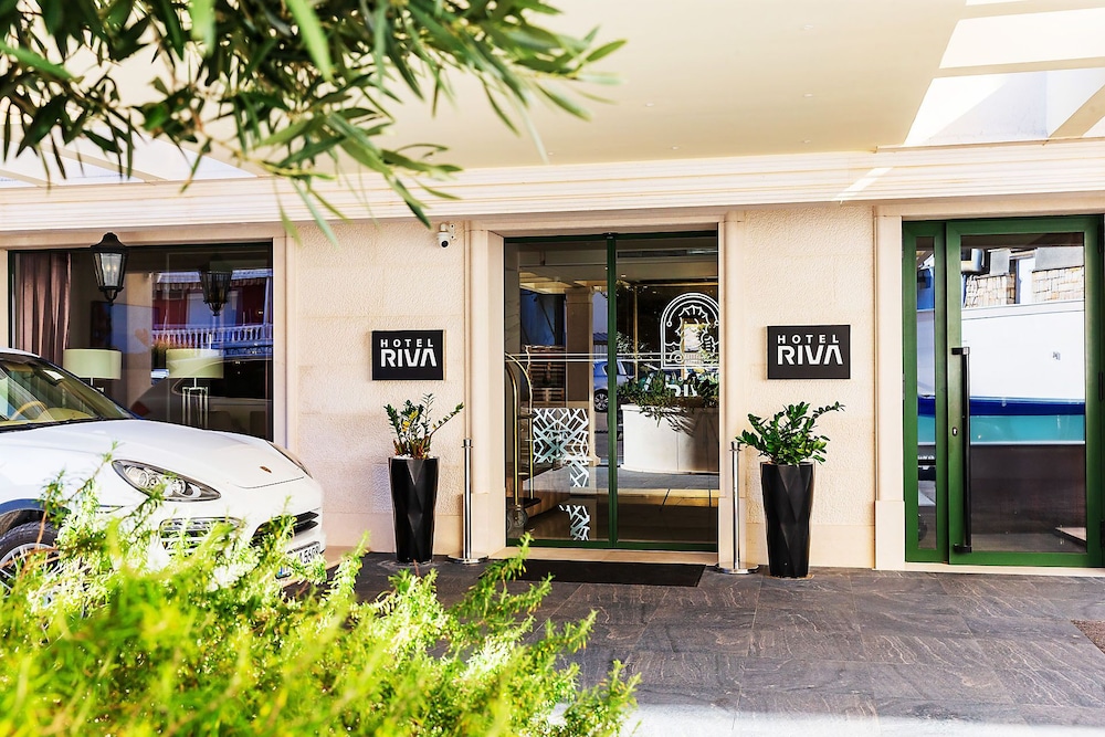 Hotel Riva by Aycon — Hotel building in Petrovac, Budva Municipality