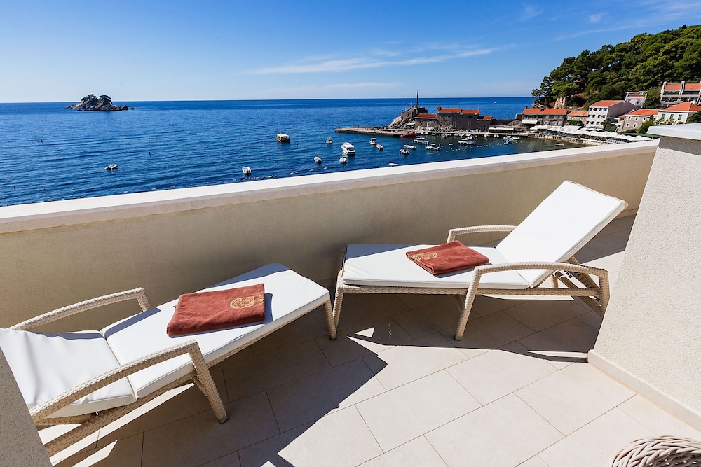 Hotel Riva by Aycon — Hotel rooms in Petrovac, Budva Municipality
