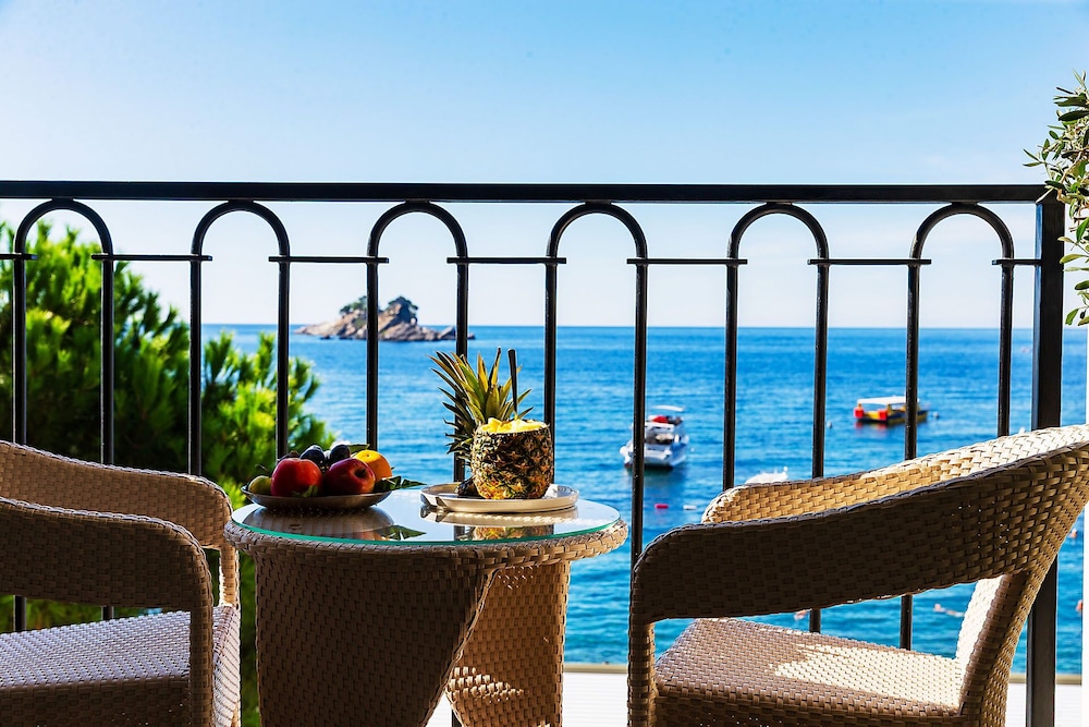 Hotel Riva by Aycon — Hotel rooms in Petrovac, Budva Municipality