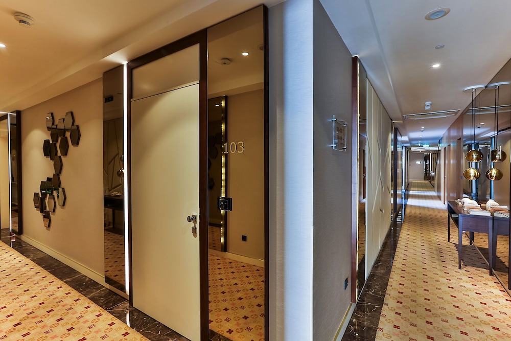 Hotel Riva by Aycon — Hotel building in Petrovac, Budva Municipality