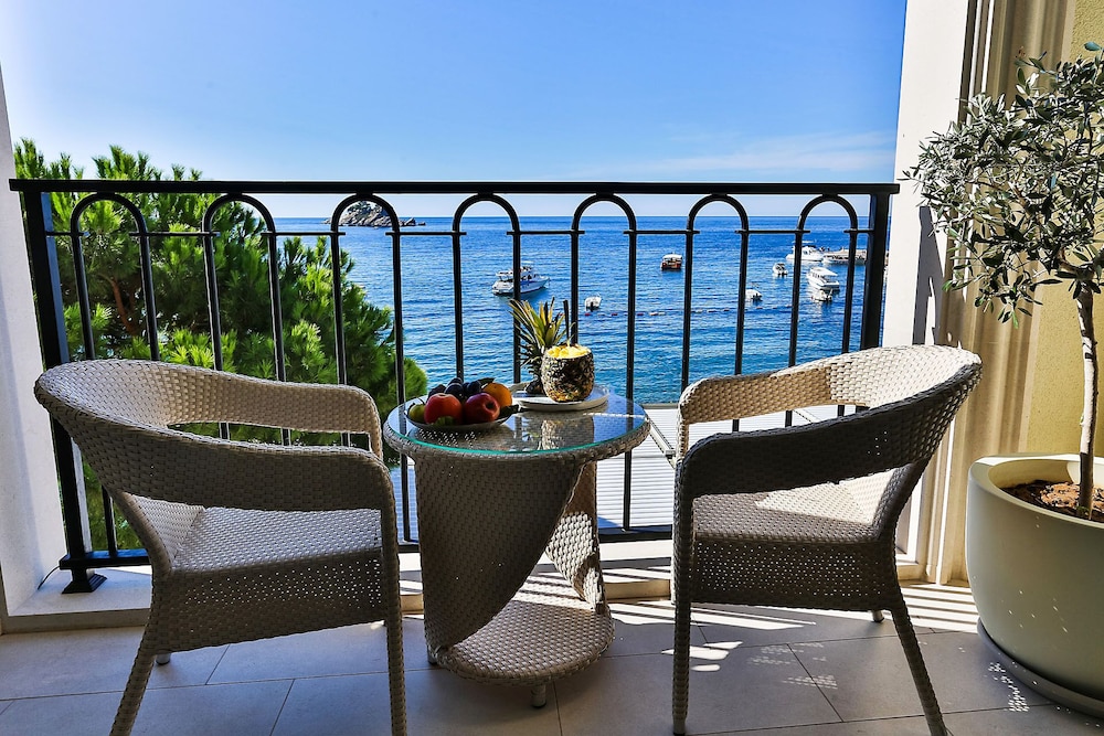 Hotel Riva by Aycon — Hotel rooms in Petrovac, Budva Municipality