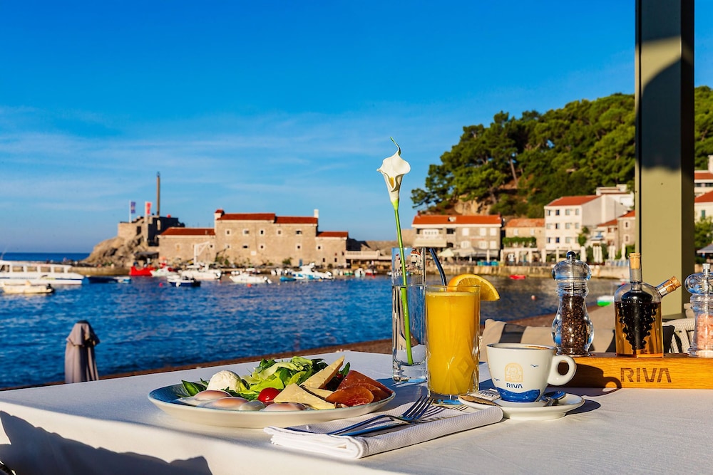 Hotel Riva by Aycon — Restaurant & bars in Petrovac, Budva Municipality