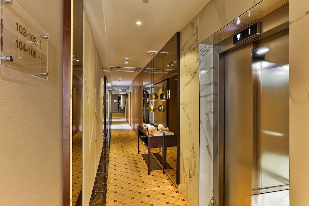 Hotel Riva by Aycon — Hotel building in Petrovac, Budva Municipality