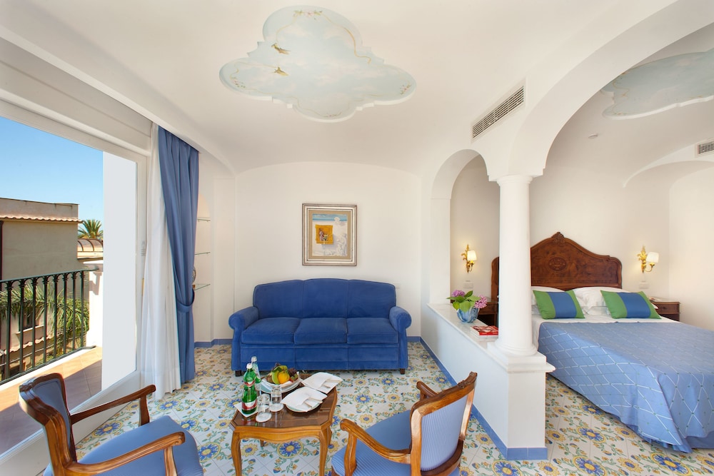 Grand Hotel La Favorita — Hotel rooms in Sorrento, Campania