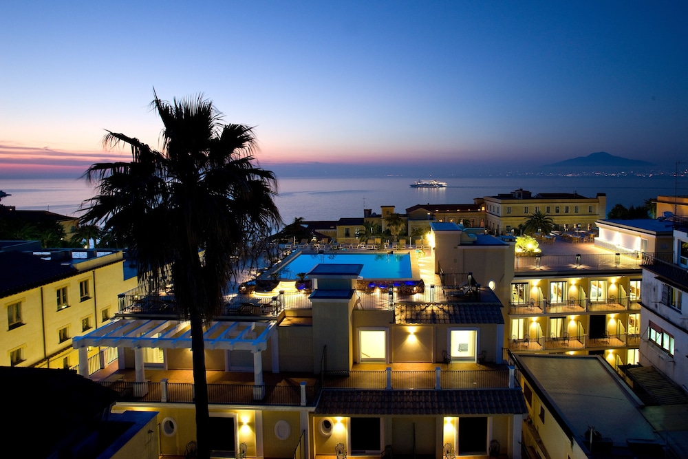 Grand Hotel La Favorita — Swimming pool in Sorrento, Campania
