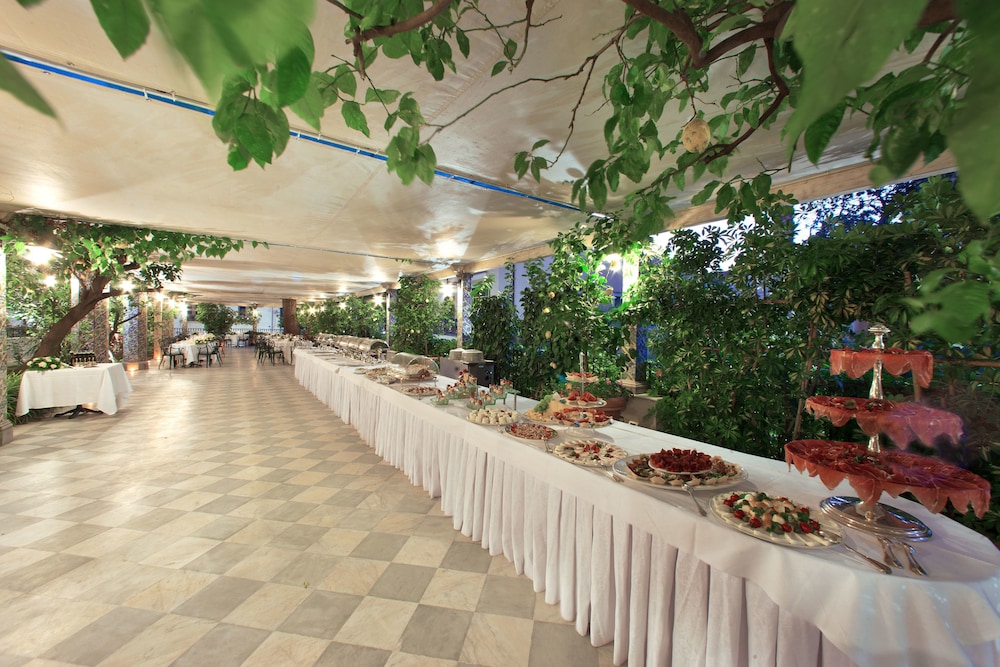 Grand Hotel La Favorita — Restaurant & bars in Sorrento, Campania