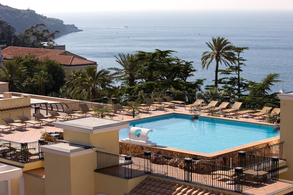 Grand Hotel La Favorita — Swimming pool in Sorrento, Campania