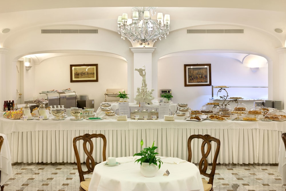 Grand Hotel La Favorita — Restaurant & bars in Sorrento, Campania