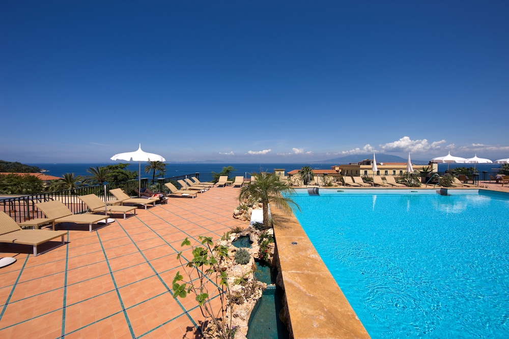 Grand Hotel La Favorita — Swimming pool in Sorrento, Campania