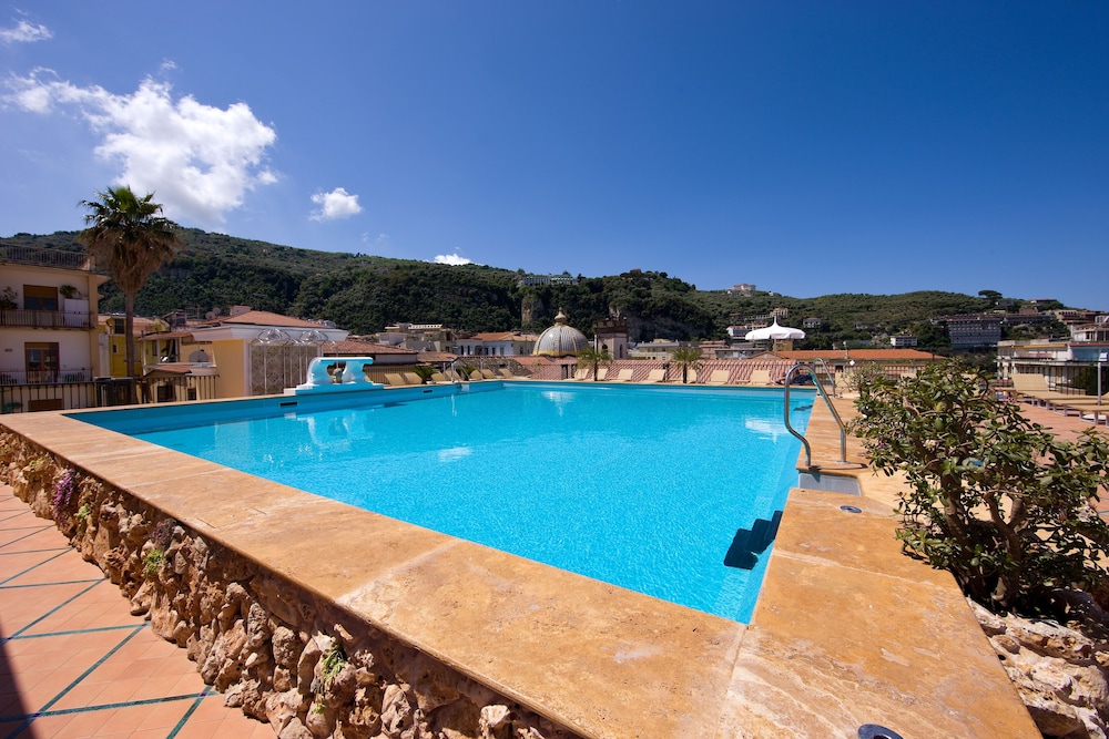 Grand Hotel La Favorita — Swimming pool in Sorrento, Campania
