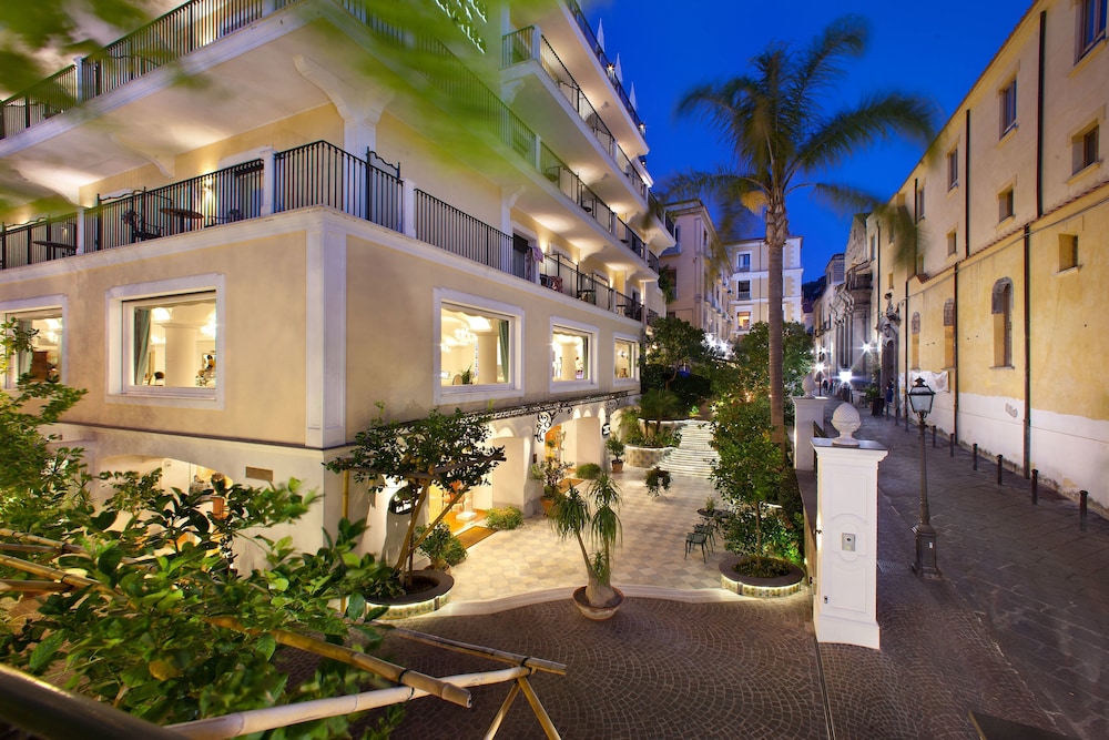Grand Hotel La Favorita — Hotel building in Sorrento, Campania