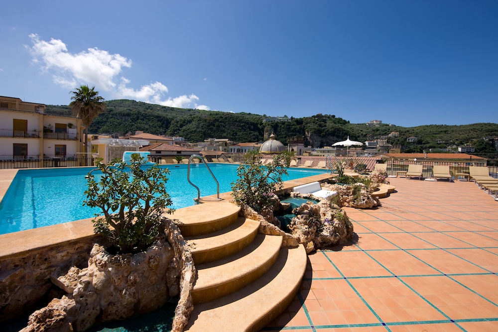 Grand Hotel La Favorita — Swimming pool in Sorrento, Campania