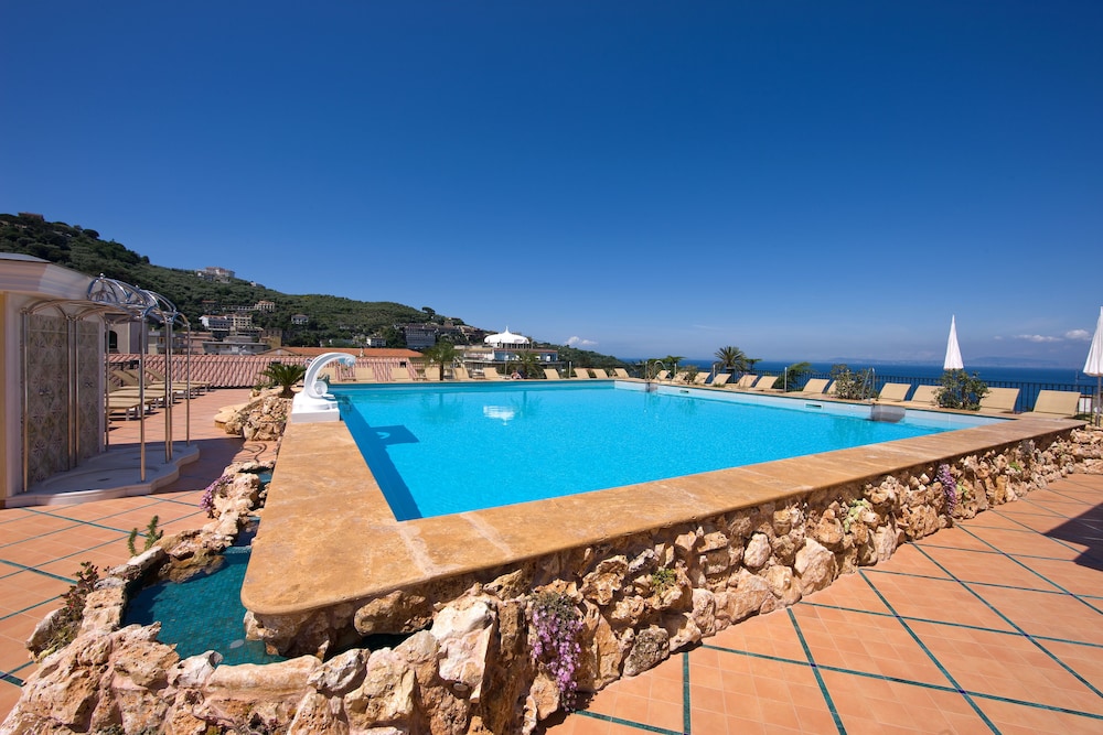 Grand Hotel La Favorita — Swimming pool in Sorrento, Campania