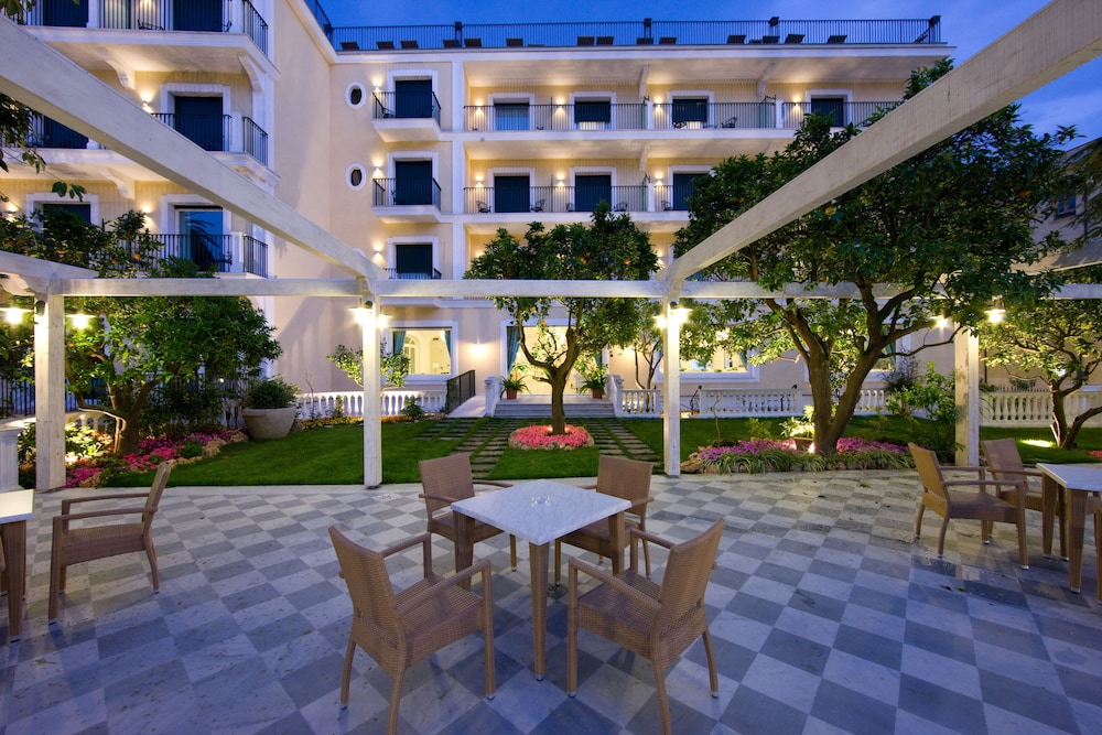 Grand Hotel La Favorita — Hotel building in Sorrento, Campania