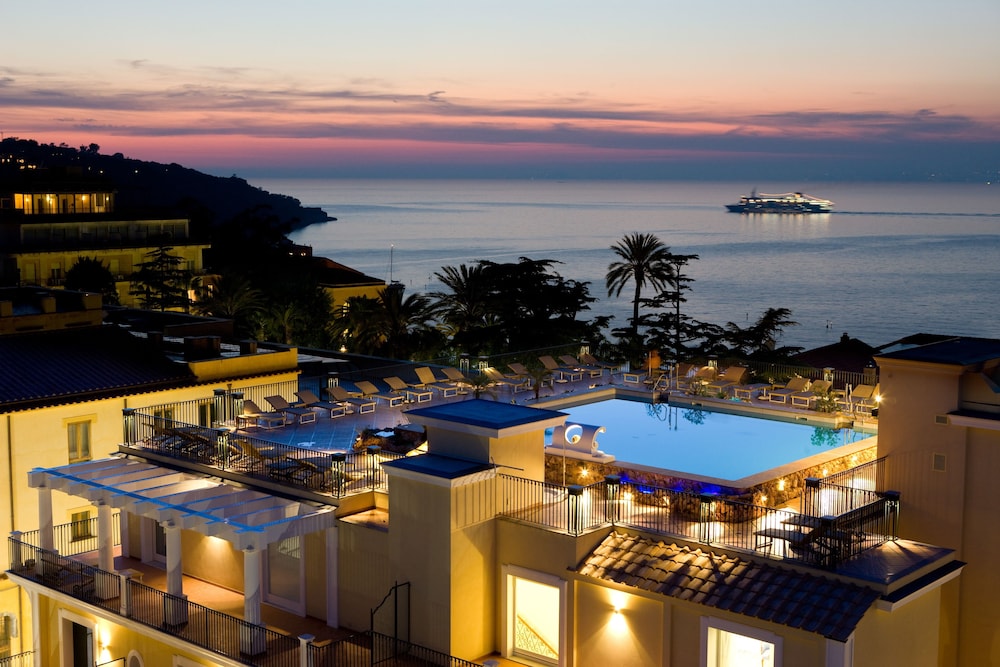 Grand Hotel La Favorita — Swimming pool in Sorrento, Campania