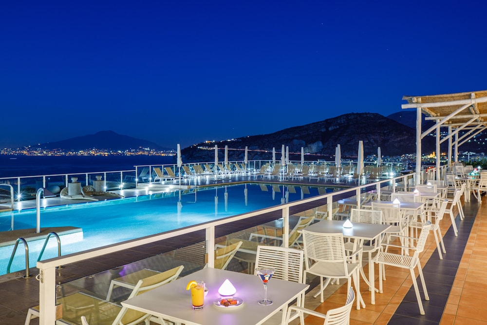 Art Hotel Gran Paradiso — Swimming pool in Sorrento, Campania