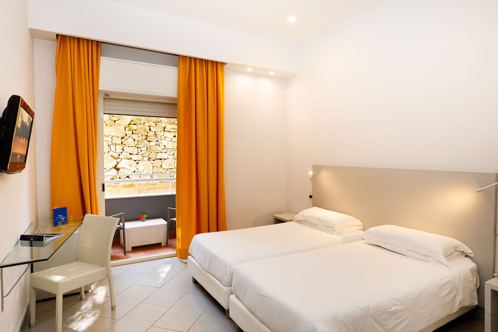 Art Hotel Gran Paradiso — Hotel rooms in Sorrento, Campania