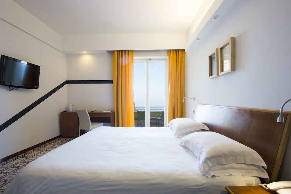 Art Hotel Gran Paradiso — Hotel rooms in Sorrento, Campania
