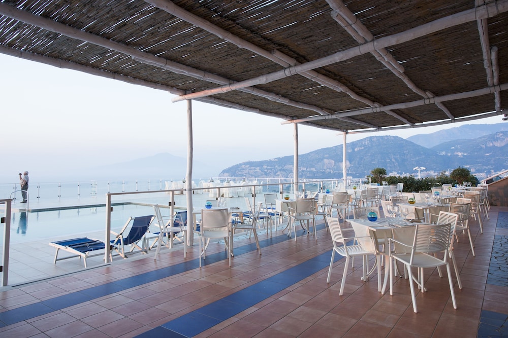 Art Hotel Gran Paradiso — Restaurant & bars in Sorrento, Campania
