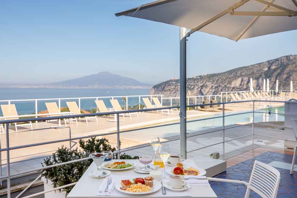Art Hotel Gran Paradiso — Restaurant & bars in Sorrento, Campania