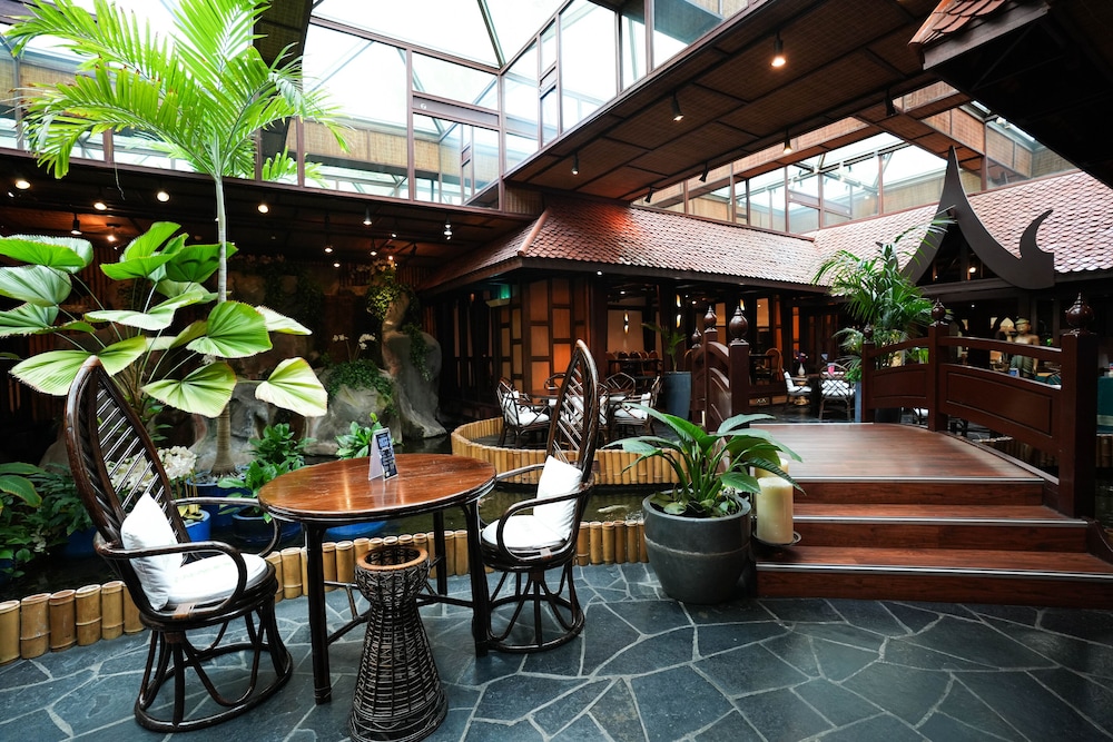Mövenpick Grand Al Bustan Dubai — Restaurant & bars in Dubai