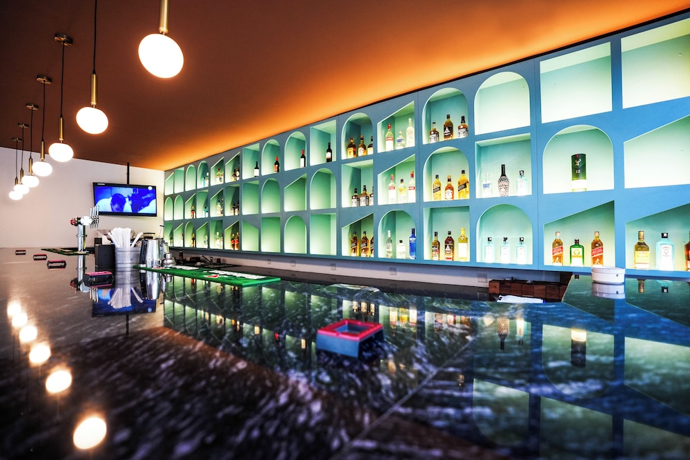 Mövenpick Grand Al Bustan Dubai — Restaurant & bars in Dubai