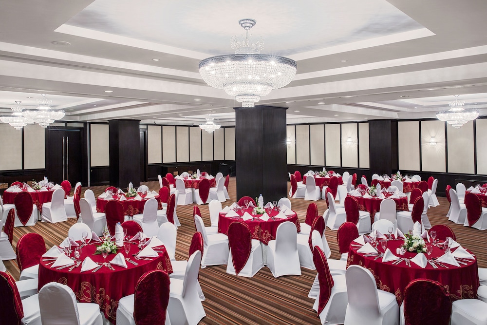 Mövenpick Grand Al Bustan Dubai — Restaurant & bars in Dubai