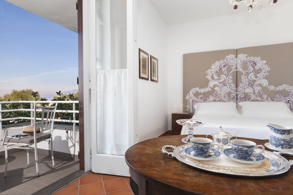 Villa Oriana Relais — Hotel rooms in Sorrento, Campania