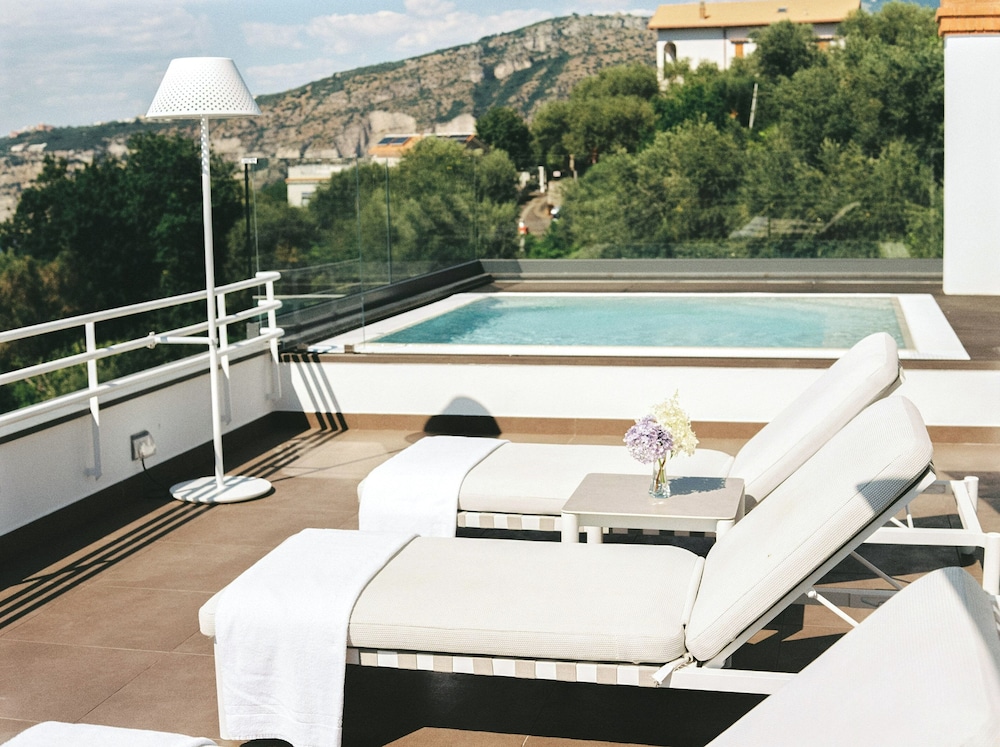 Villa Oriana Relais — Swimming pool in Sorrento, Campania