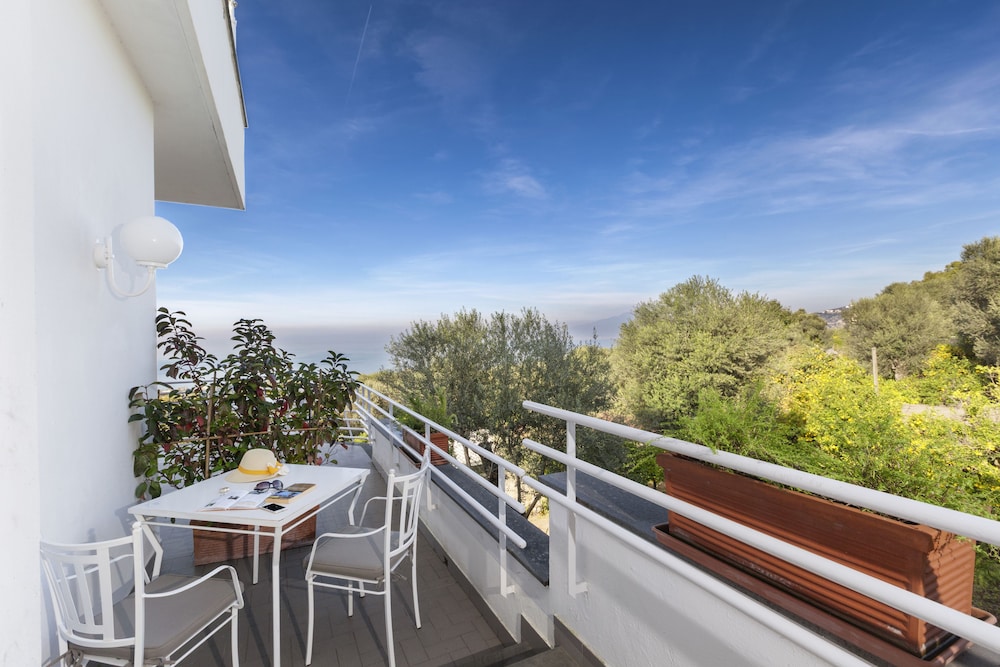 Villa Oriana Relais — Hotel rooms in Sorrento, Campania