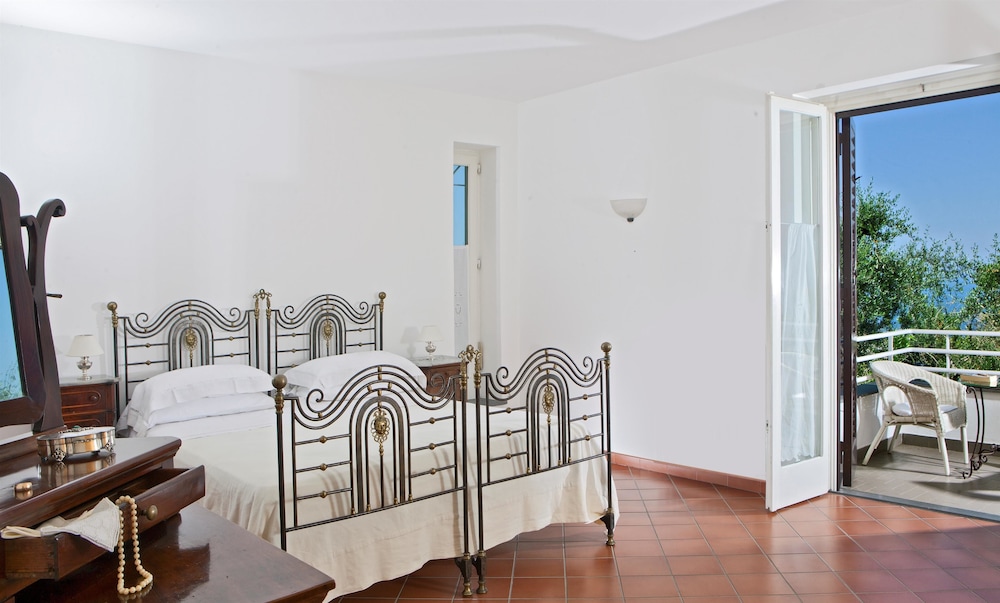 Villa Oriana Relais — Hotel rooms in Sorrento, Campania