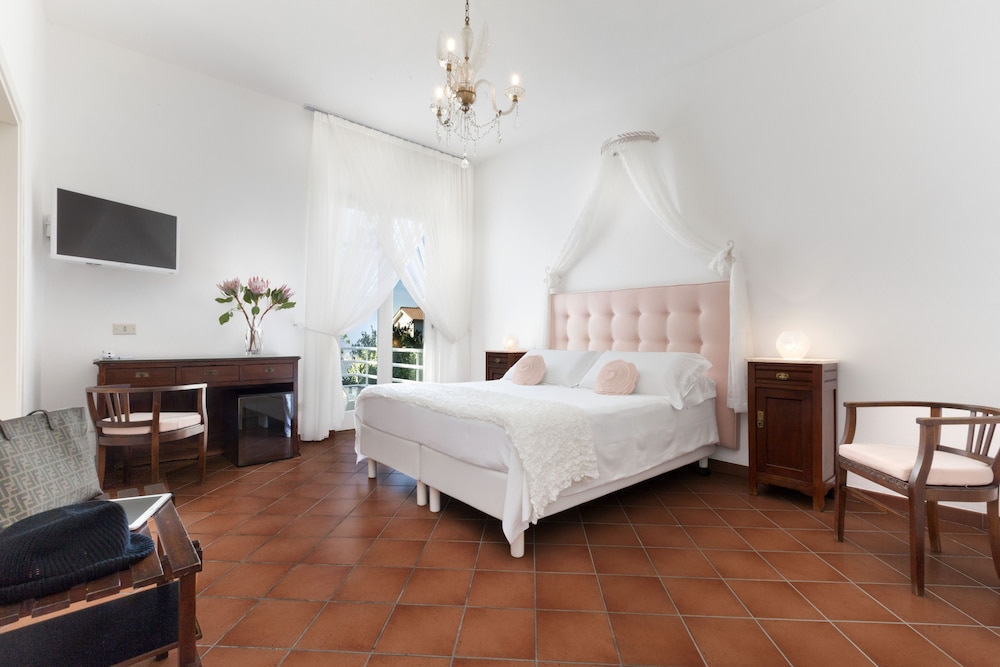 Villa Oriana Relais — Hotel rooms in Sorrento, Campania
