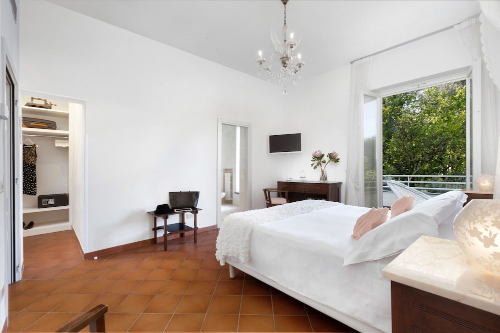 Villa Oriana Relais — Hotel rooms in Sorrento, Campania