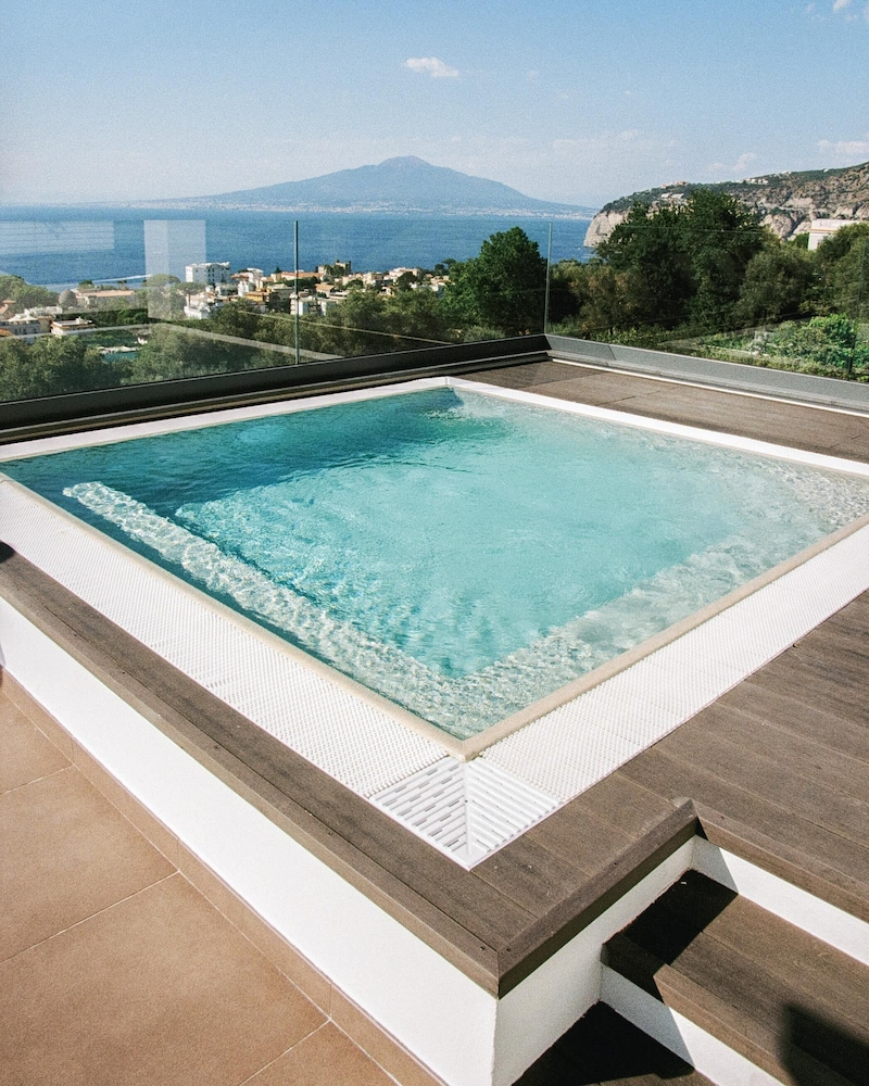 Villa Oriana Relais — Swimming pool in Sorrento, Campania