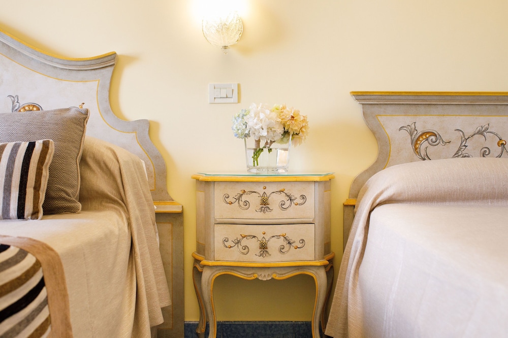 Hotel Zi Teresa — Hotel rooms in Sorrento, Campania