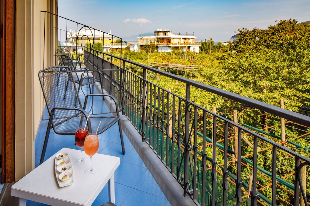 Hotel Zi Teresa — Hotel rooms in Sorrento, Campania