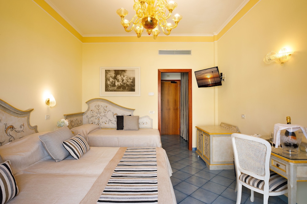 Hotel Zi Teresa — Hotel rooms in Sorrento, Campania