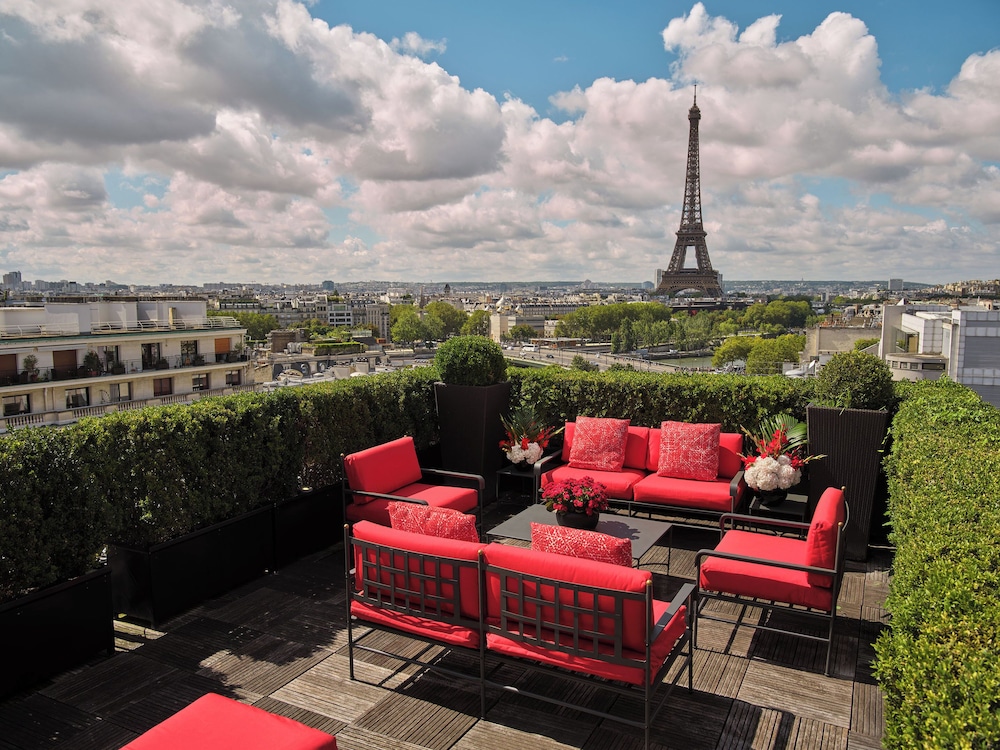 . Hôtel Plaza Athénée - Dorchester Collection