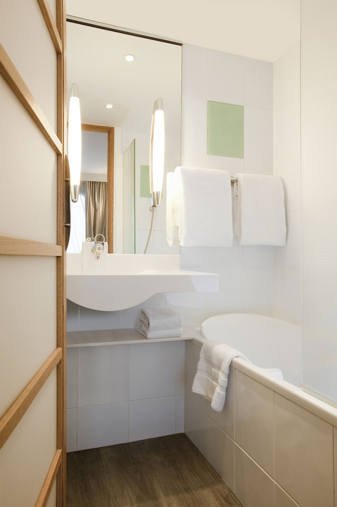 Novotel Paris Centre Tour Eiffel — Hotel rooms in Paris, Ile-de-France