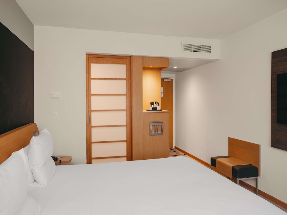 Novotel Paris Centre Tour Eiffel — Hotel rooms in Paris, Ile-de-France