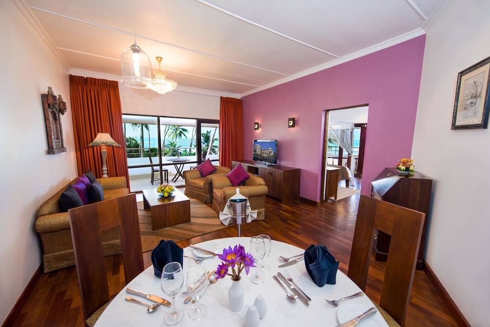 Tangerine Beach Hotel — Hotel rooms in Wadduwa