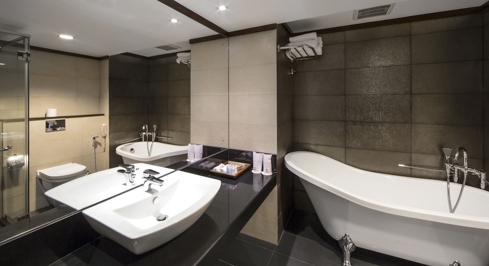 Tangerine Beach Hotel — Hotel rooms in Wadduwa