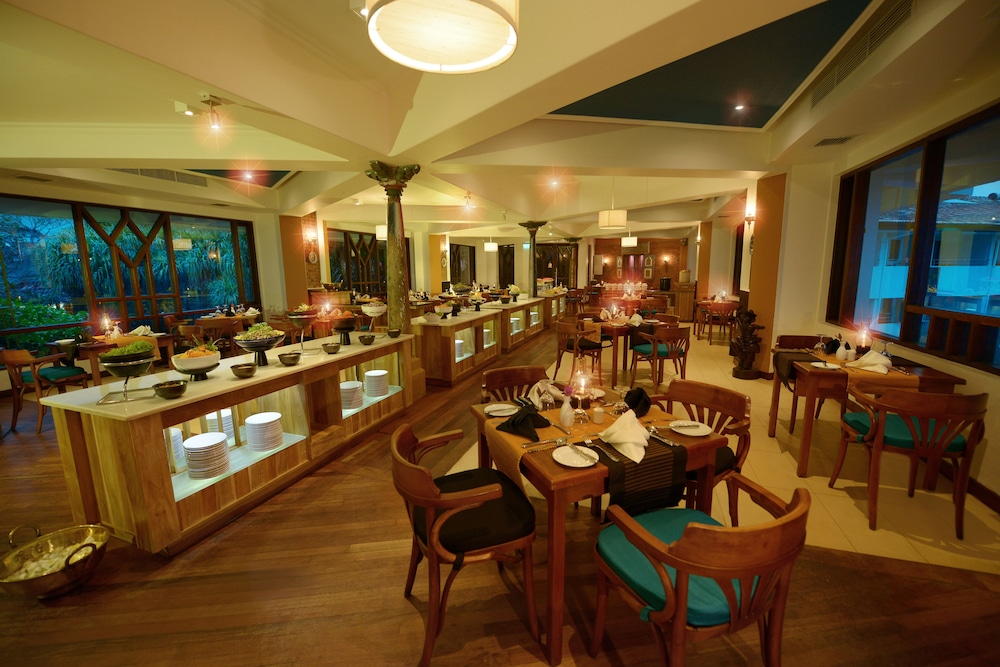 Tangerine Beach Hotel — Restaurant & bars in Wadduwa