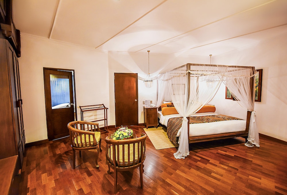 Tangerine Beach Hotel — Hotel rooms in Wadduwa