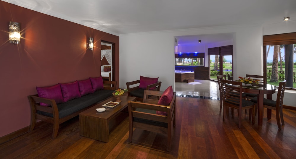 Tangerine Beach Hotel — Hotel rooms in Wadduwa